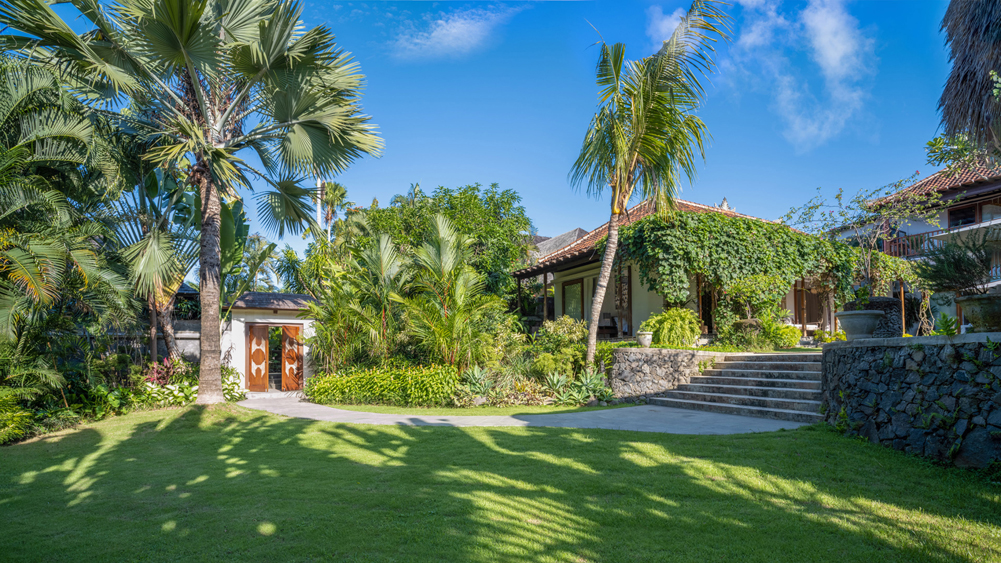 Villa Mandalay Dua - Spacious lawn by the entrance